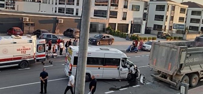 Bursa'da kamyon ile servis aracı çarpıştı! 1 yaralı