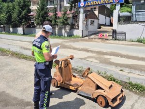 Tahta araçla 79 kilometre hız yaptı