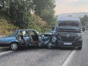 Bursa'da korkutan kaza! Minibüs ile otomobil çarpıştı