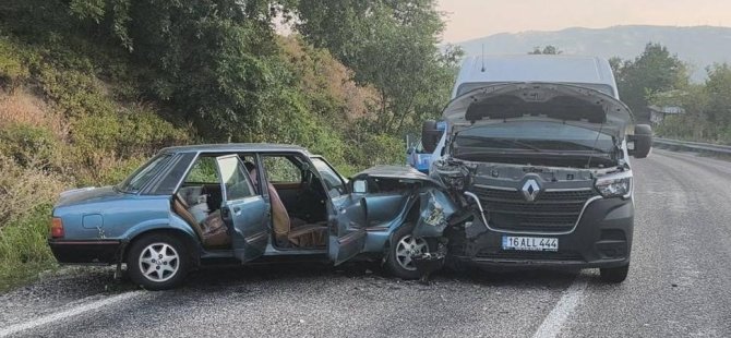 Bursa'da korkutan kaza! Minibüs ile otomobil çarpıştı