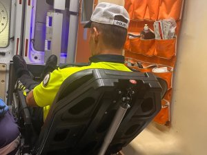 Motosikletini polisin üzerine sürdü: 2 yaralı