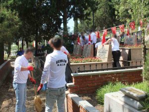 Şehitliğe anlamlı ziyaret