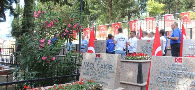 Şehitliğe anlamlı ziyaret
