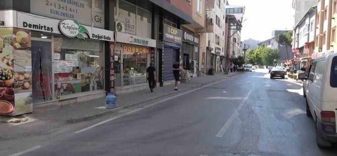 Kamyonetin altında kalan çocuk emekleyerek çıktı!