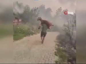 Kurtardığı keçiyi sırtında taşıdı
