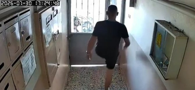 Paketi bıraktı, çıkarken kapıya tekme attı