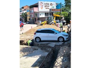 Araç sahibine ulaşamayınca aracın etrafını kazdılar!