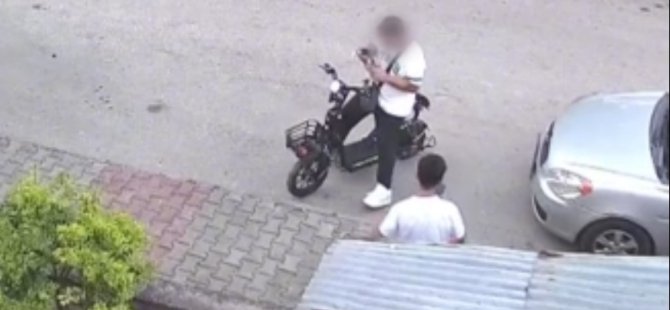 Yavru kediyi önce öptü sonra boğdu