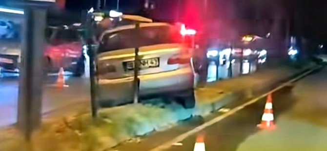 Kontrolden çıkan otomobil orta refüje çıktı