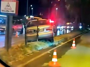 Kontrolden çıkan otomobil orta refüje çıktı