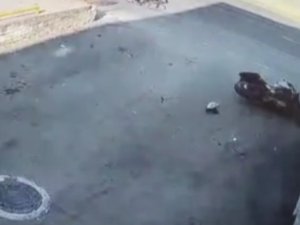 Yaya bir adımla kurtuldu motosikletli duvara çarparak can verdi