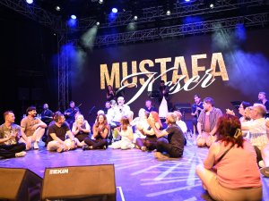 Mustafa Keser'den kahkaha ve müzik dolu gece