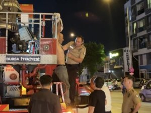 “Düşmanlarım var” deyip metro direğine çıktı!