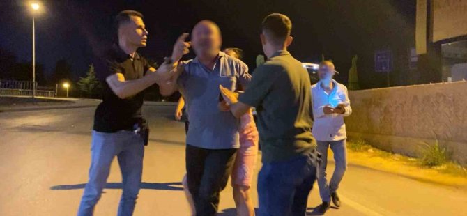 Cezaya öfkelendi, gazeteciye mermer fırlattı