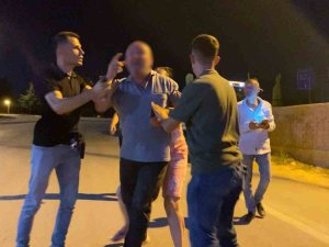 Cezaya öfkelendi, gazeteciye mermer fırlattı