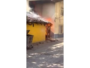 Bursa'da evde çıkan yangına vatandaş müdahalesi!