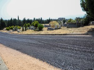 Bursa'da mezarlık yolları yenileniyor
