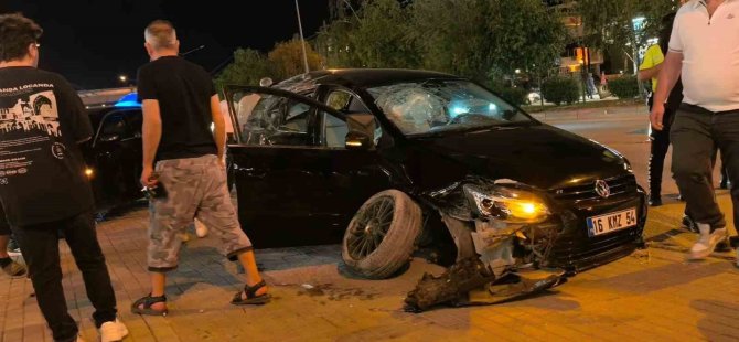 Kontrolden çıkan araç iki otomobile çarptı: 2 yaralı