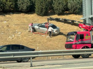 Otomobil bariyerleri aşarak tarlaya uçtu
