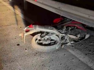 Motosiklet sürücüsü bariyere çarparak ağır yaralandı