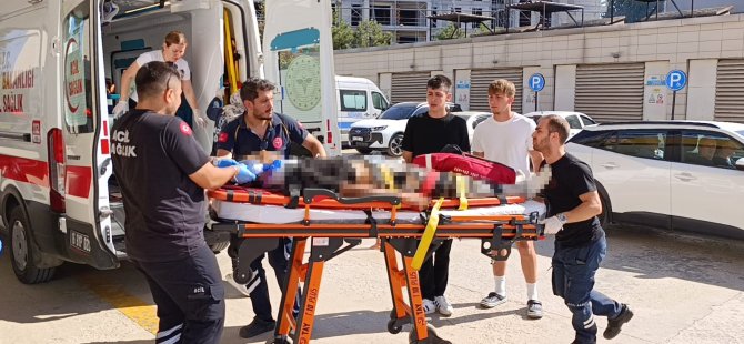 Devrilen traktörün altında kalan çocuk sürücü hayatını kaybetti