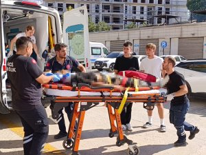 Devrilen traktörün altında kalan çocuk sürücü hayatını kaybetti