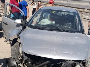 Otomobil bariyerlere ok gibi saplandı!