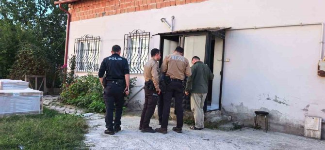 63 Yaşındaki Adam Evinde Ölü Bulundu