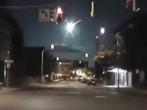 Gökyüzünü aydınlatan meteor kameralara yansıdı