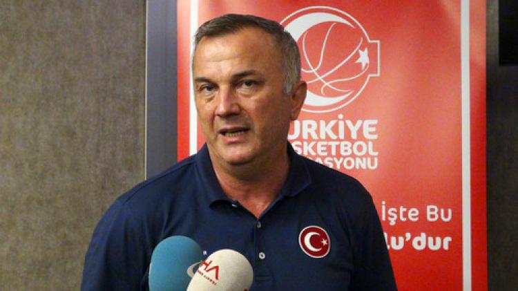 Avrupa ikincisi genç basketbolcular çiçeklerle karşılandı