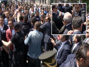 CHP liderine şehit cenazesinde yumurtalı saldırı