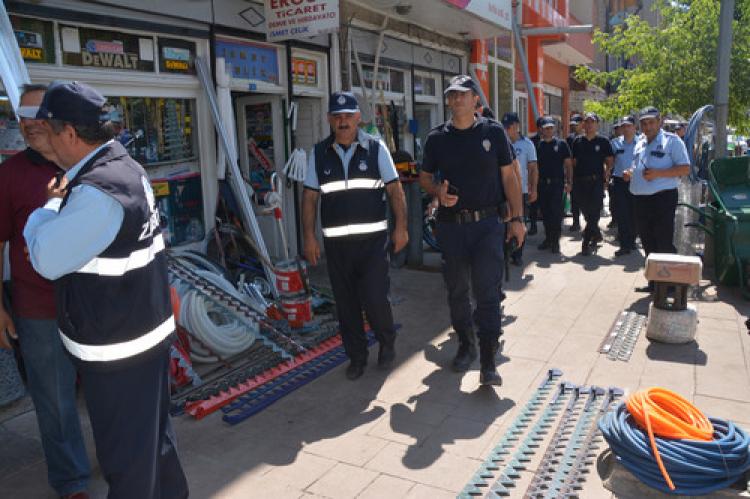 Zabıta, polis gözetiminde denetim yaptı