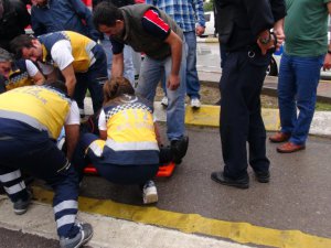 Kaza yerinde inceleme yapan polislere araç çarptı