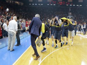 Galatasaray Odeabank-Fenerbahçe maçında olaylar çıktı