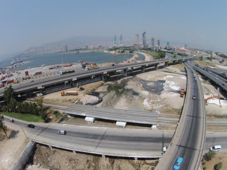 İzmir Büyükşehir Meles Deresi'nin zeminini betonluyor