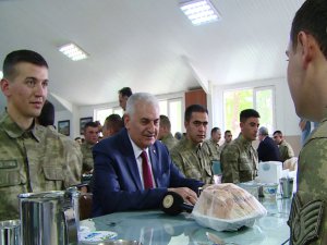 Başbakan Yıldırım, askerlerle karavanadan yemek yedi