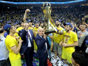 Fenerbahçe şampiyonluk kupasını kaldırdı