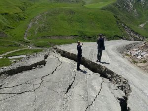 Yağmur suları yolları yardı