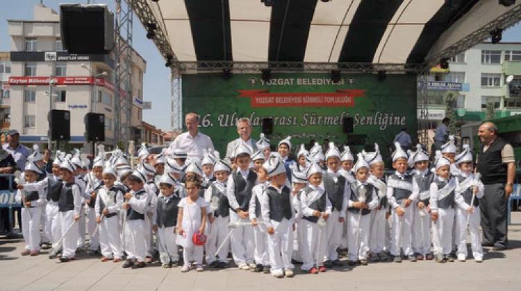 Yozgat’ta sünnet ettirilen çocuklar düzenlenen etkinlikte eğlendi