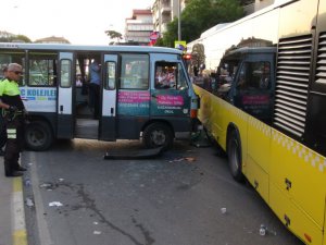 Tekeri patlayan minibüs otobüse çarptı: 5 yaralı
