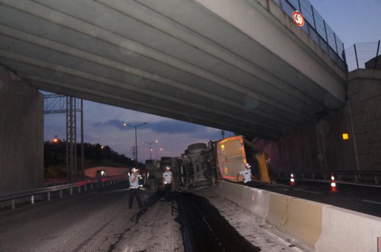 Damperli  kamyon köprüye çarparak devrildi: 1 yaralı