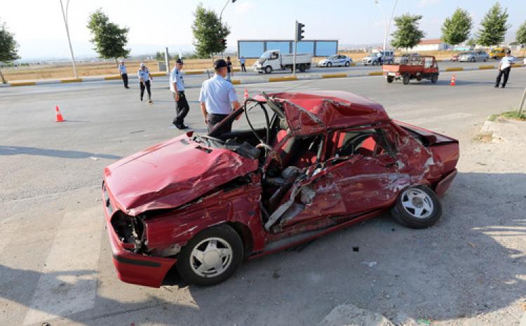 Otomobil kamyonla çarpıştı: 1 ölü, 1 yaralı