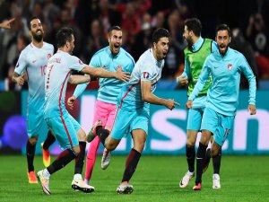 Türkiye, Çek'leri iki golle mağlup etti