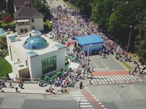 Camiye yine domuz kafası bıraktılar