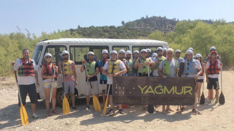 Yağmur çalışanlarının Göksu’da rafting keyfi