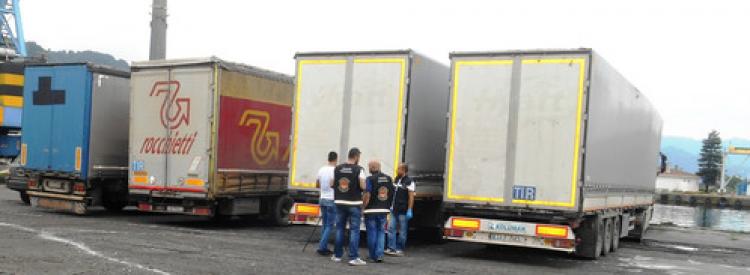 Hopa’dan kaçak geçen 5 TIR'da 3 milyon paket kaçak sigara ele geçirildi