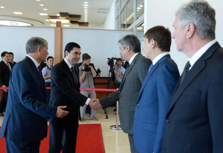 Berdimuhamedov'u, Kırgızistan Cumhurbaşkanı Atambayev havaalanında karşıladı
