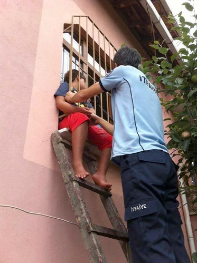 Pencere korkuluklarına sıkışan çocuğu itfaiye kurtardı