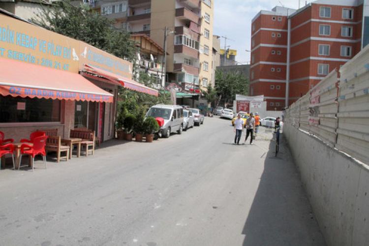Çöken yurt inşaatının çevresindeki binalar da çatladı