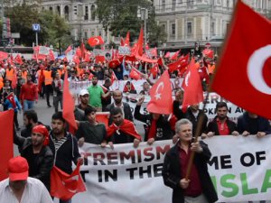 Avusturya’daki Türkler teröre karşı yürüdü